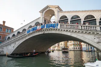 Приемът трябваше е във величествена сграда от 16-ти век в центъра на града, но поради засилените протести и от съображения за сигурност, ще е в исторически комплекс от корабостроителници