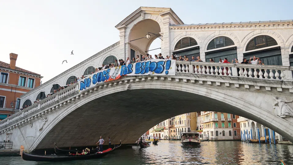 Безос променя сватбената си локация във Венеция заради надуваеми крокодили