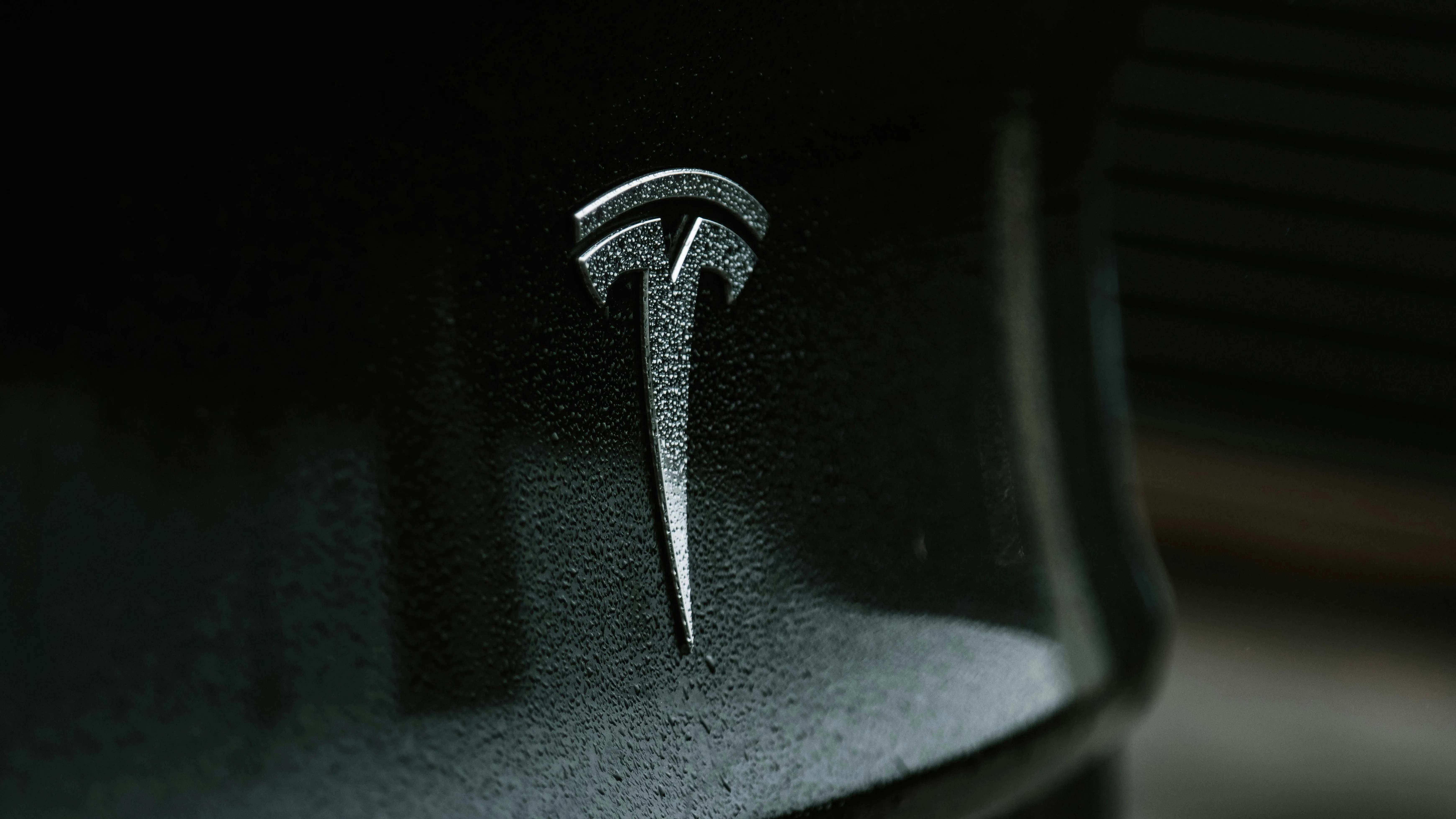 Продажбите на Tesla в ЕС са продължили да се сриват през май въпреки ръста на пазара