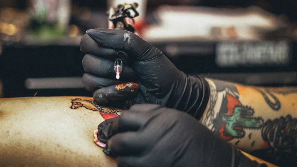 Тъмната страна на татусите: Защо бактерии в мастилото може да са опасни за здравето