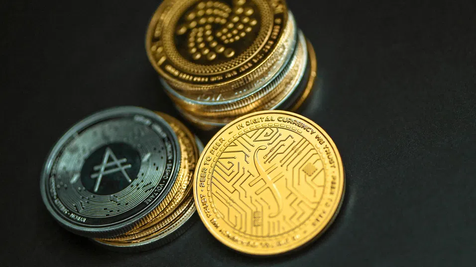 Купи токен, вдигни aкциите: Затруднени компании наливат милиарди в екзотични криптовалути