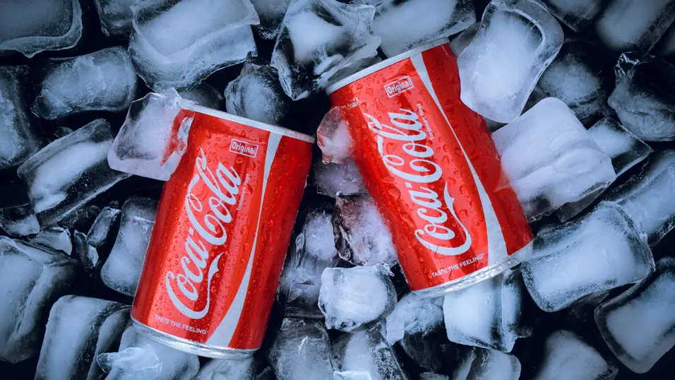 Coca-Cola изпреварва цялата „Великолепна седморка“. Как скучната акция се превърна в един от хитовете на 2026 г.