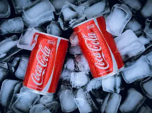 Coca-Cola изпреварва цялата „Великолепна седморка“. Как скучната акция се превърна в един от хитовете на 2026 г.