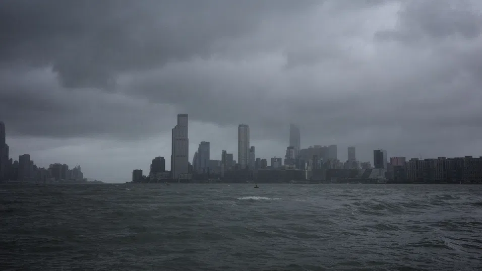 Тропическата буря „Рагаса“ оставя разруха в Югоизточна Азия