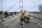 Карл Бушби върви към дома си от 1998 г. Все още не е пристигнал