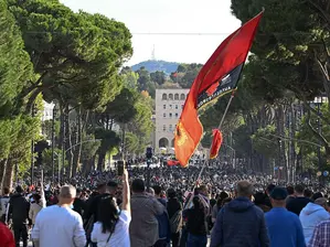 Протестите в Европа продължават на фона на икономическо и политическо недоволство, в няколко държави се стигна до сблъсъци с полицията
