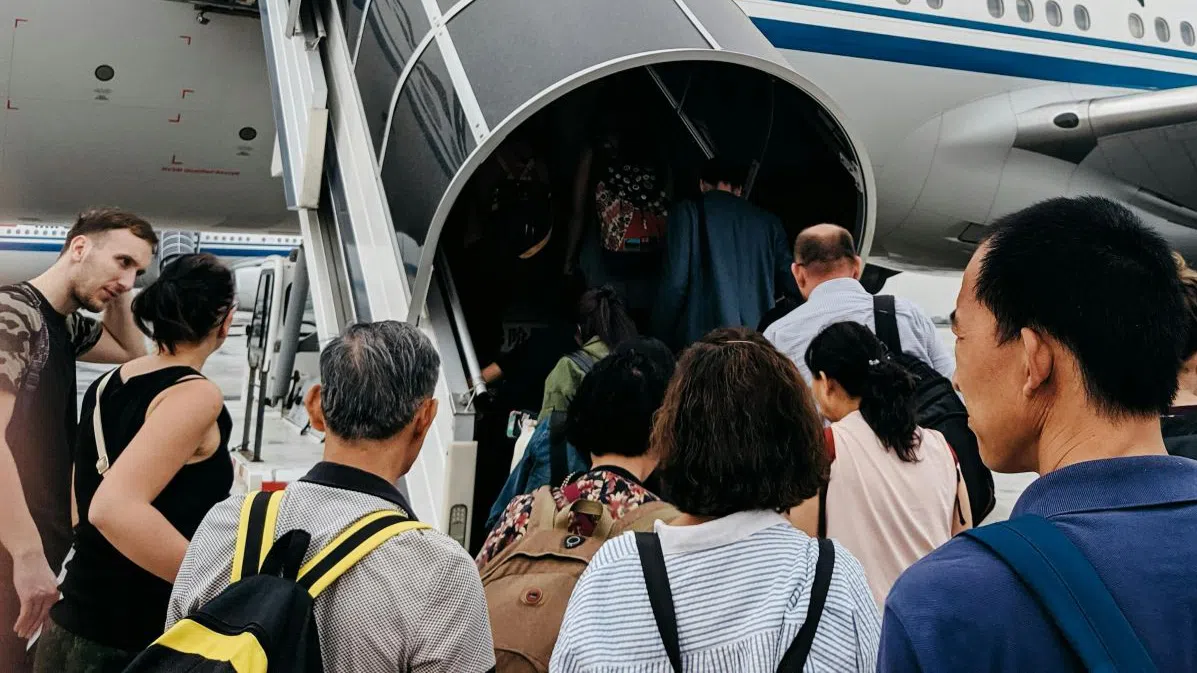 Пияните в самолета са проблем. Кой обаче трябва да го реши