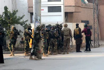 Пакистан бомбардира цели в Афганистан след атентата в Пешавар – най-малко 10 загинали