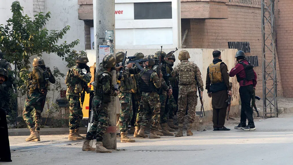 Пакистан бомбардира цели в Афганистан след атентата в Пешавар – най-малко 10 загинали