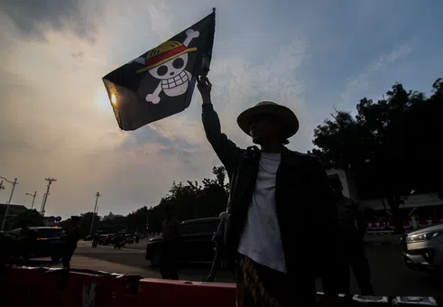 Как аниме черепът със сламена шапка се превърна в символ на бунта на поколението Z