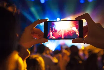 Трябва ли смартфоните да бъдат забранени на концерти и в училищата?