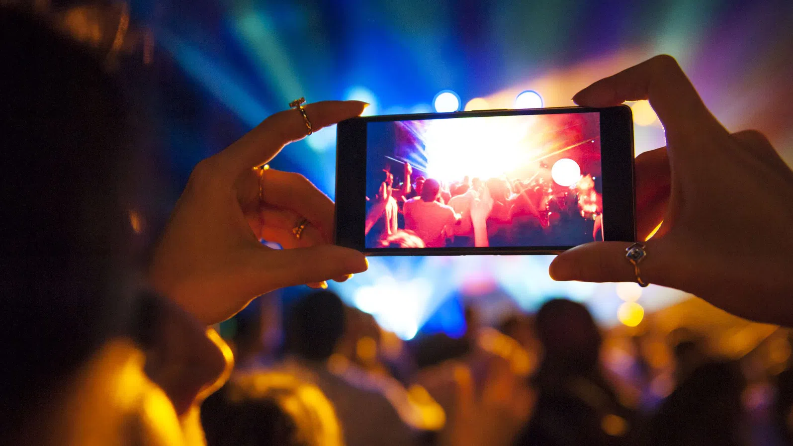 Трябва ли смартфоните да бъдат забранени на концерти и в училищата?