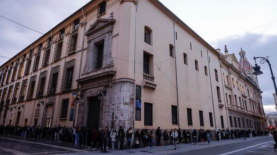 Испания залага на масова легализация на мигранти в момент на институционално напрежение