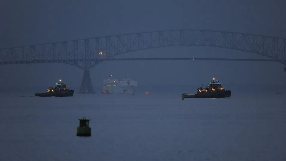 Мостът в Балтимор се срути, след като беше ударен от кораб. Има превозни средства и хора в реката