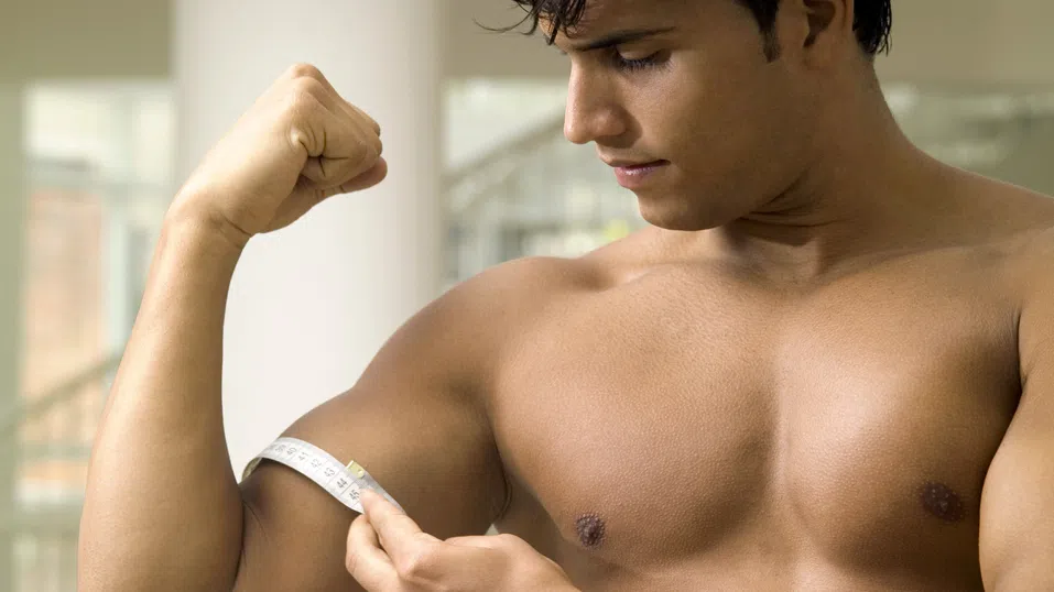 Looksmaxxing: Опасният тренд за млади мъже, вдъхновен от „Американски психар“