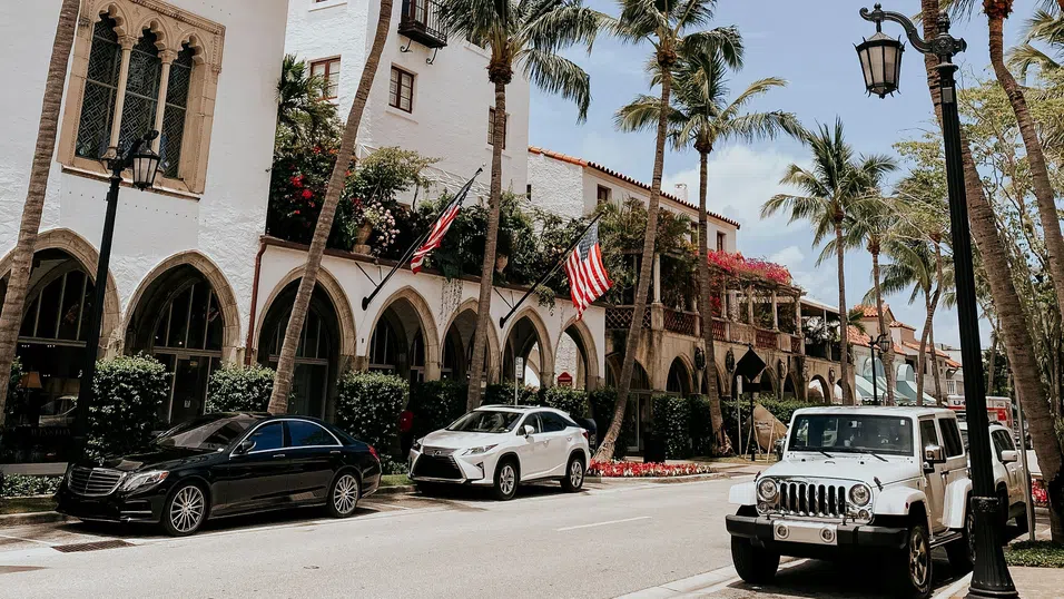 Как тече животът в „Плажа на милиардерите“ - дом на 58 от най-богатите хора в света