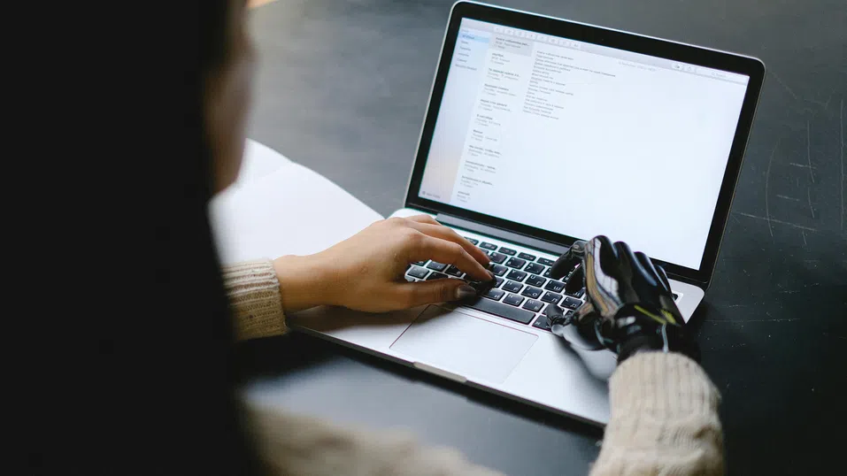 Как изкуственият интелект ни учи да бъдем по-човечни?