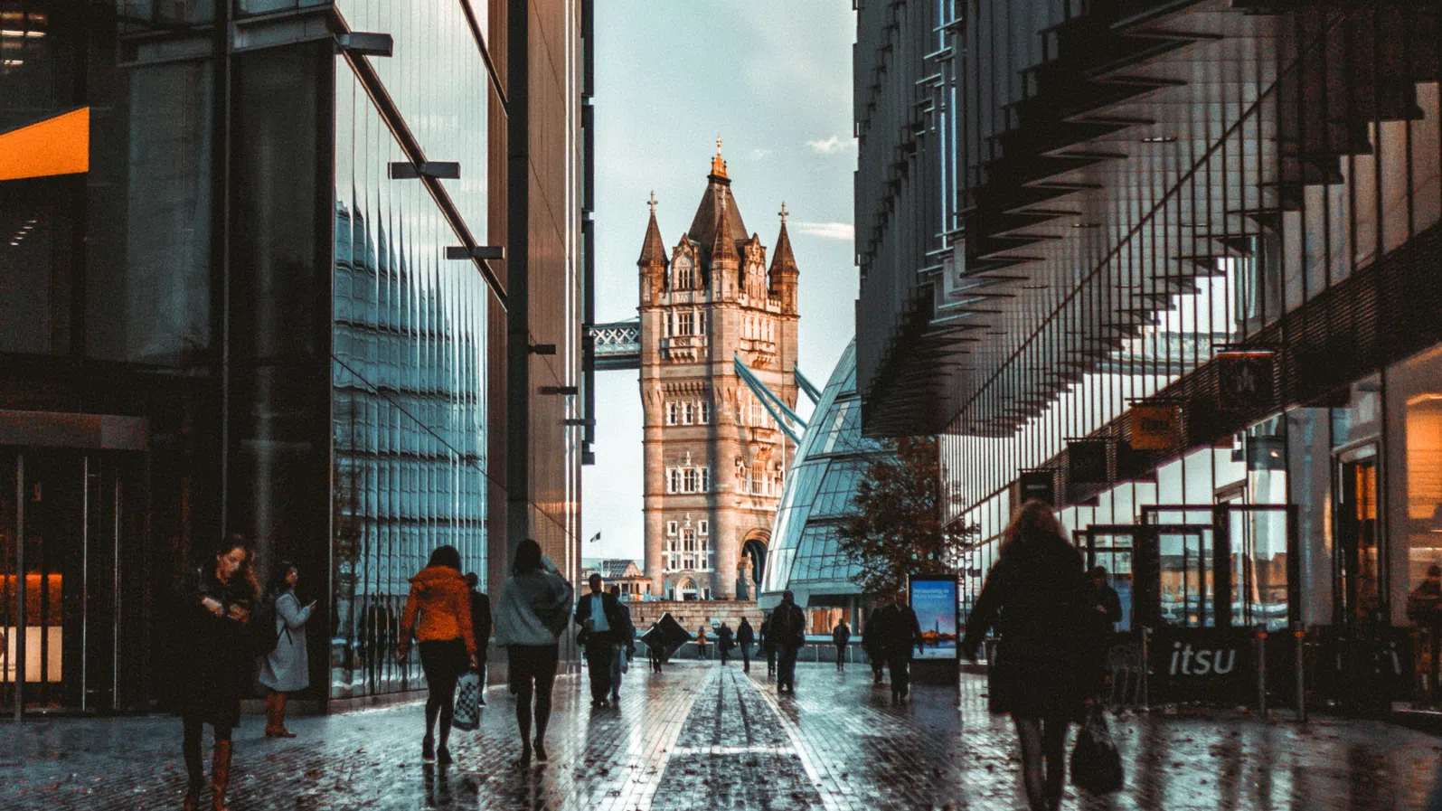 Дъждът като бизнес модел. Как влажният климат се превърна в актив за британския туризъм