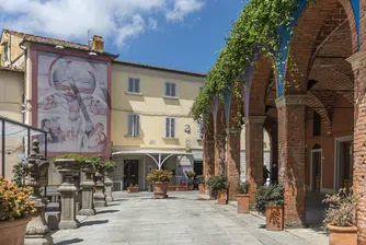 Превръщането му от непознат средновековен град в център на модерно изкуство, става благодарение на боклук