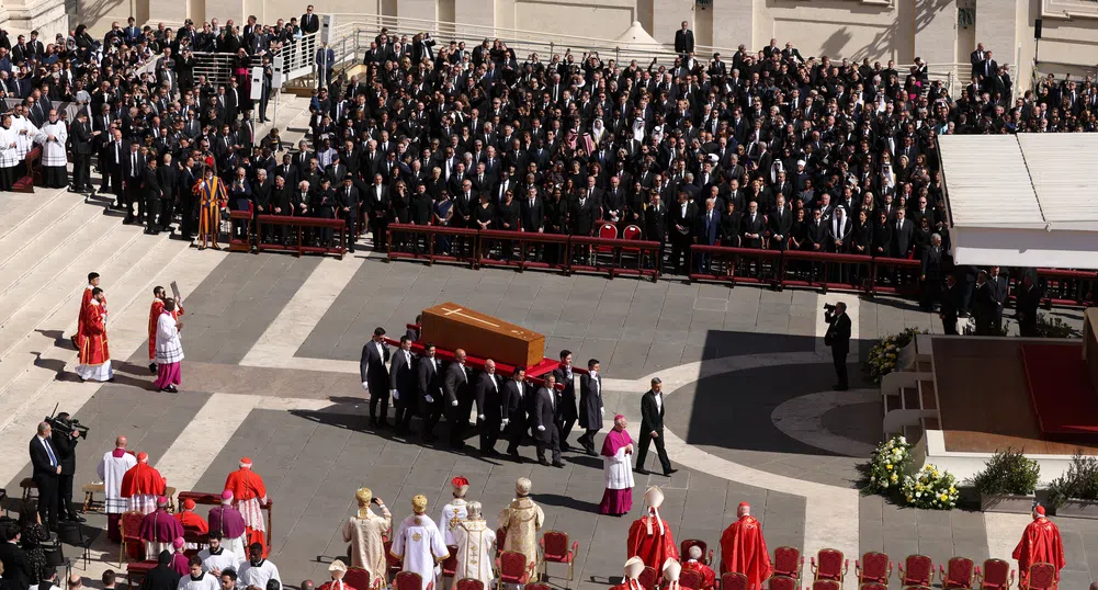 Повече от 50 световни лидери и милиони по улиците на Рим изпратиха папа Франциск в последния му път