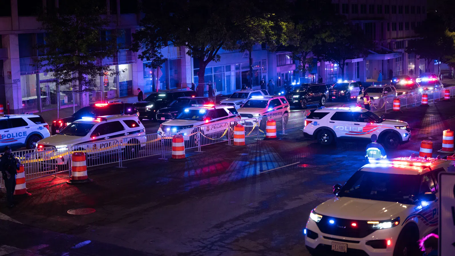 Зад кулисите в балната зала: Как се случи на вечерята с Тръмп и журналисти, белязана от стрелба, хаос и объркване