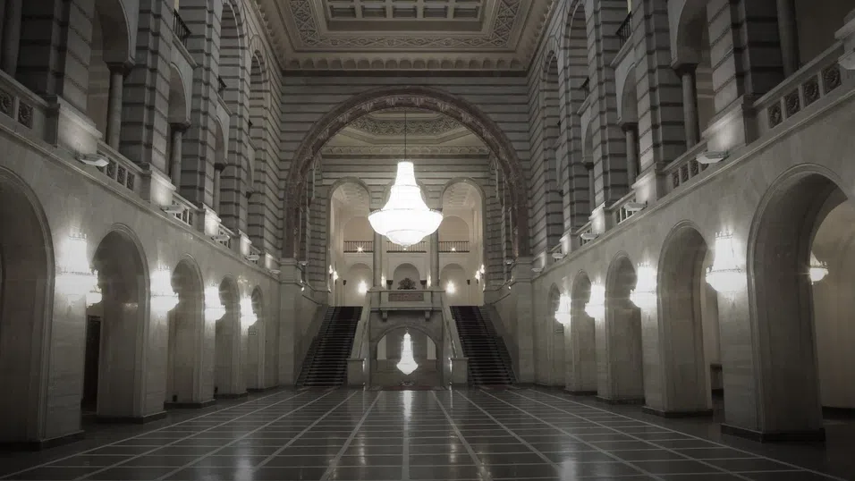 В новия бюджет: Без орязване на заплати в публичния сектор и без вдигане на данъци