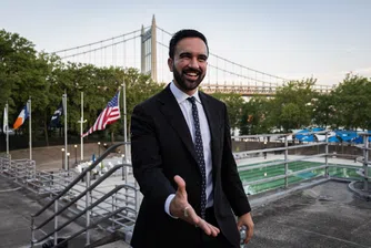 Той спечели зашеметяваща победа за номинация на демократите в първичните избори, а ако вземе властта, предвижда да вдигне данъците и да затегне контрола за най-богатите в Голямата ябълка