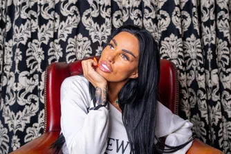 Тя не спи и не яде: Как звезди печелят от своите дигитални секс двойници