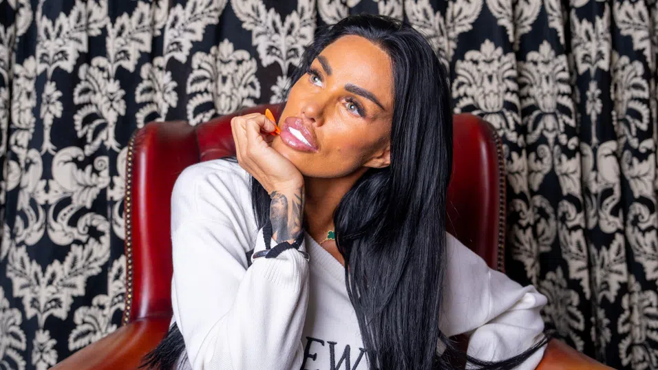 Тя не спи и не яде: Как звезди печелят от своите дигитални секс двойници