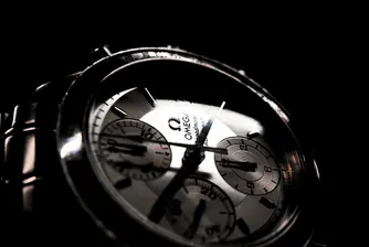 Когато смартчасовникът заприлича на Omega: Swatch и Samsung спорят за 170 млн. долара