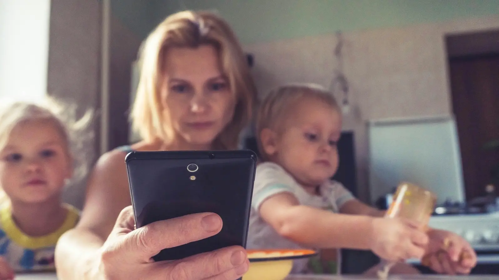 Научните доказателства отдавна показват че ранното излагане на екрани има
