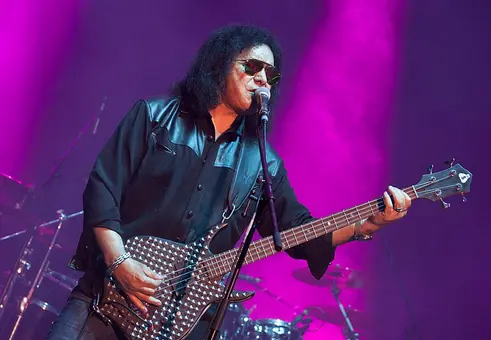 От мазето на месарския магазин до KISS: Джийн Симънс започва работа на 12 години. На 76 продължава да свири