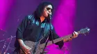 От мазето на месарския магазин до KISS: Джийн Симънс започва работа на 12 години. На 76 продължава да свири