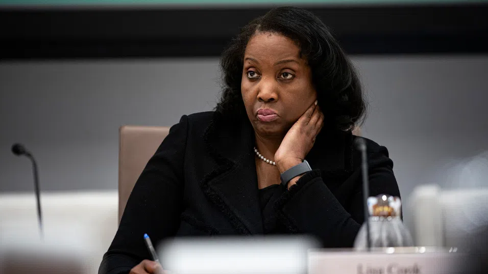 Доларът се стабилизира след като съдът остави Лиза Кук във Фед – засега