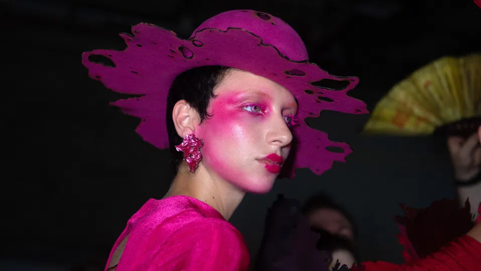 Дизайнерът, който изгаря роклите си – Робърт Уун превръща човешкия страх в мода