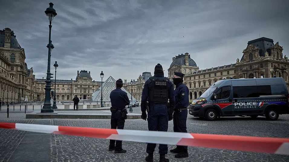 Двама задържани след обира в Лувъра