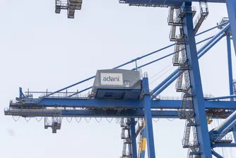 „Обвиненията в корупционна схема вероятно ще ограничат достъпа до ново финансиране в краткосрочен план, особено на офшорните капиталови пазари“, коментира пред CNBC старши кредитен анализатор