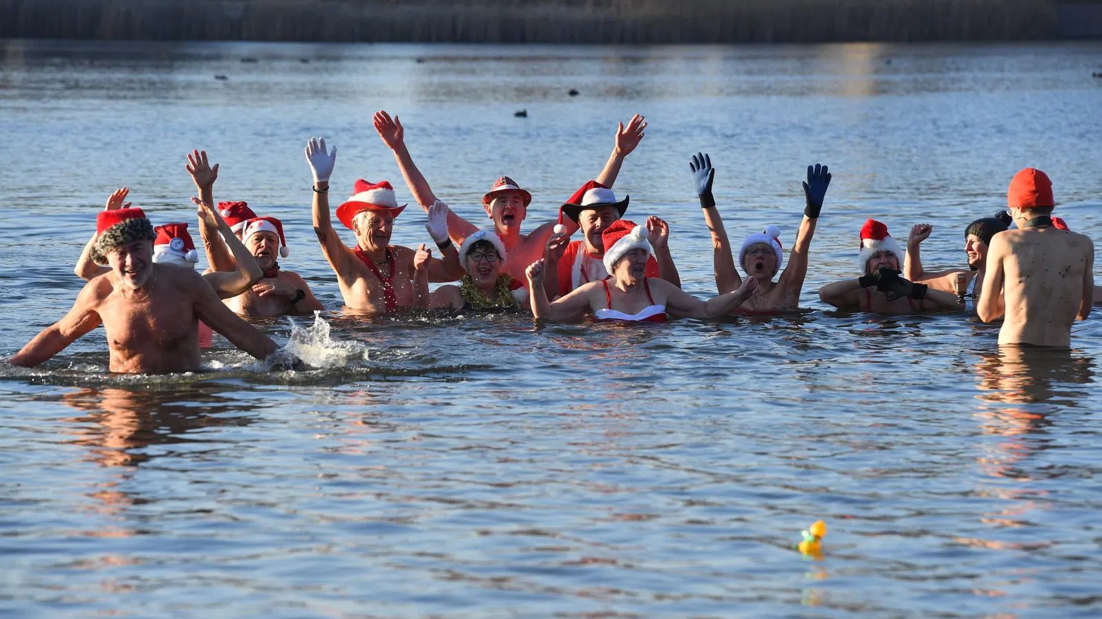 Коледен плувен ритуал в ледени води - берлинчани се хвърлиха в Орaнкезее