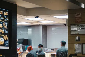 Много работа и малко сън за жълти стотинки: Истината за служителите в бързото хранене