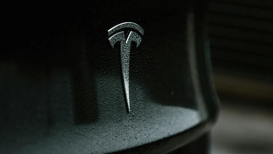 Tesla завършва 2025 г. с по-ниски продажби в Европа, докато BYD набира скорост