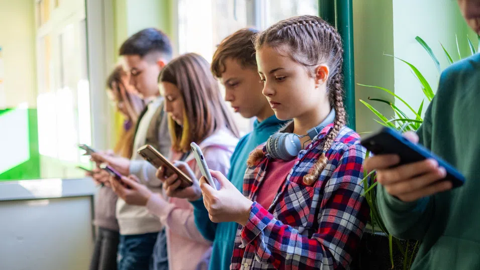 Франция може да стане първата в Европа със забрана на социалните мрежи за деца под 15 години