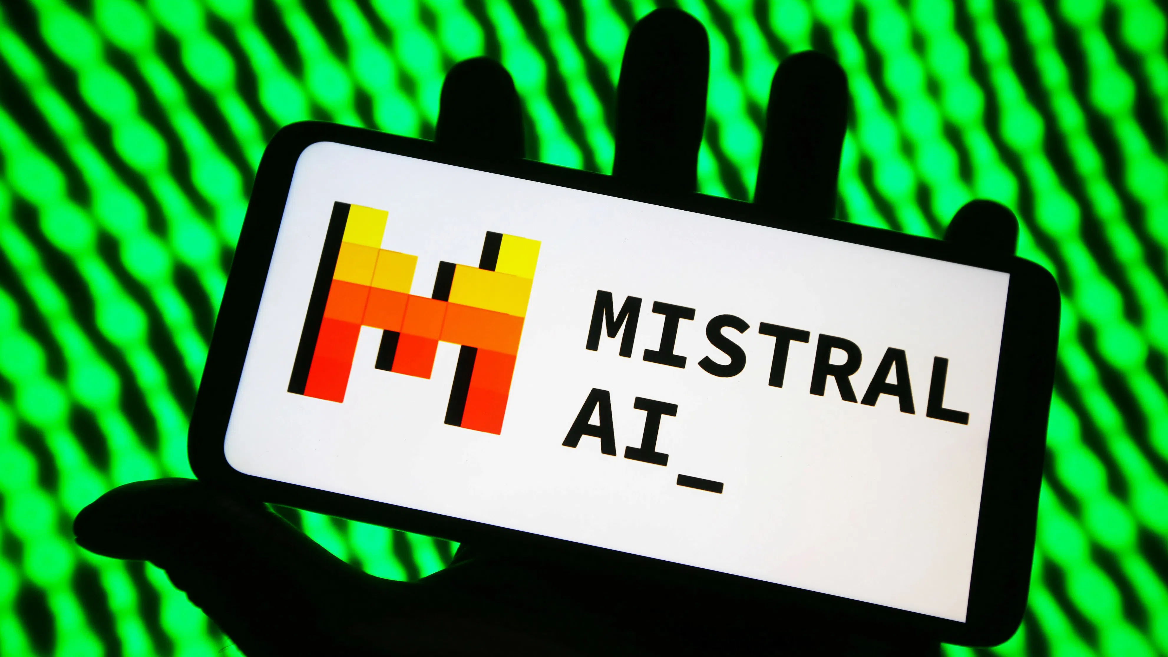 Microsoft инвестира в европейската Mistral AI, разширявайки отвъд OpenAI