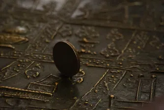 15 000 редки златни и сребърни монети, заровени в градина преди близо век, оформят най-впечатляващата частна колекция в света