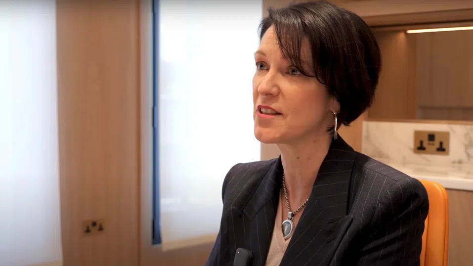 Тя беше офицер от разузнаването, а сега управлява световен гигант за алкохол: Историята на Дебра Крю