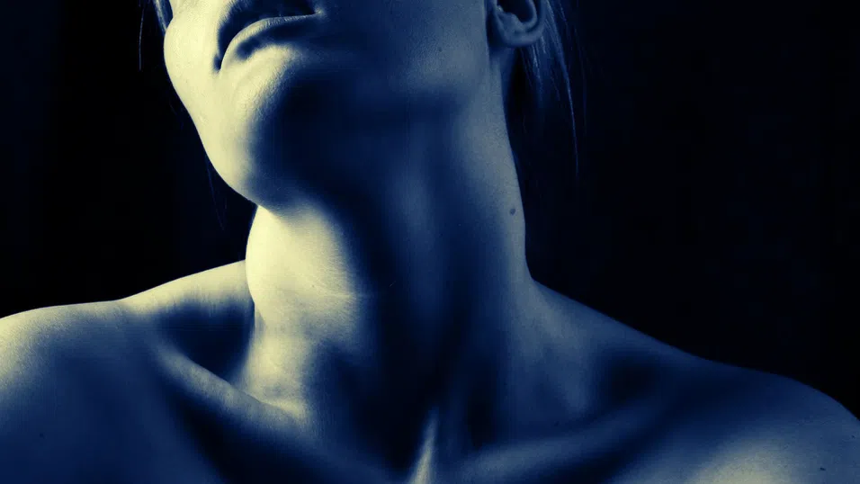 „О, не, твърде млада съм за бръчки на шията“: Паниката около „tech neck“ – и надпреварата за решение