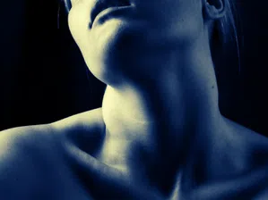 „О, не, твърде млада съм за бръчки на шията“: Паниката около „tech neck“ – и надпреварата за решение