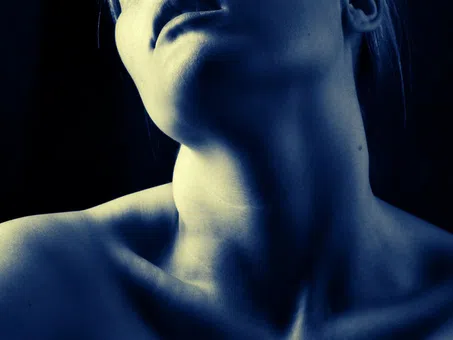 „О, не, твърде млада съм за бръчки на шията“: Паниката около „tech neck“ – и надпреварата за решение