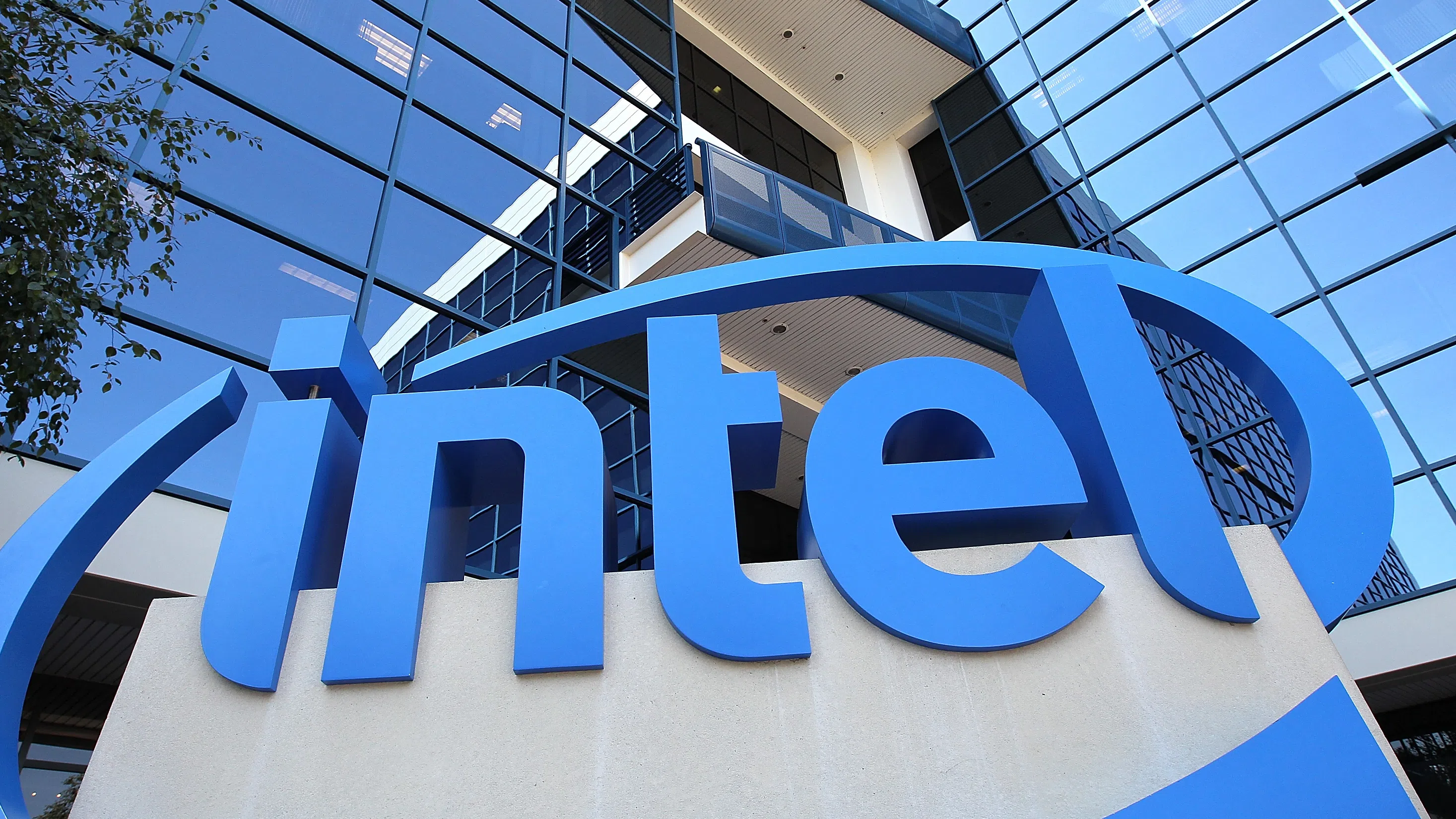 Главният изпълнителен директор на Intel напуска поста си