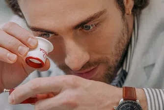 Арън Тейлър-Джонсън е новият посланик на марката луксозни часовници, а преди него в тази роля са били Пиърс Броснан и Даниел Крейг. След което стават и Агент 007