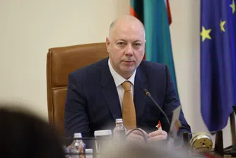 Според него, ако има нещо, което разколебава в момента и кара обществото да се дели на "проевро" и "еврофоби", или "проевропейци" и "евроскептици", това са междуинституционалните схватки